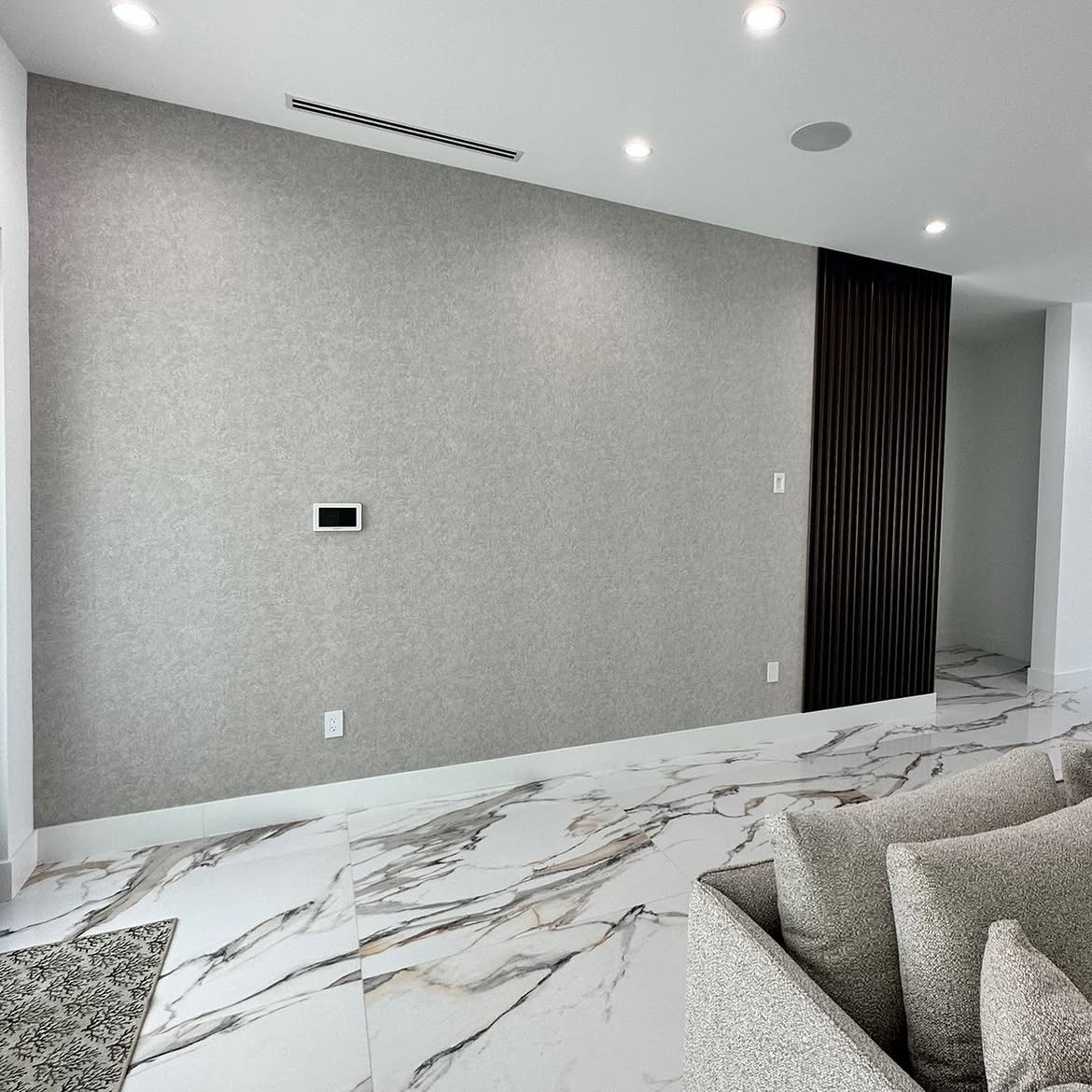 Modern living room combining gray wallcovering and wood slat paneling
